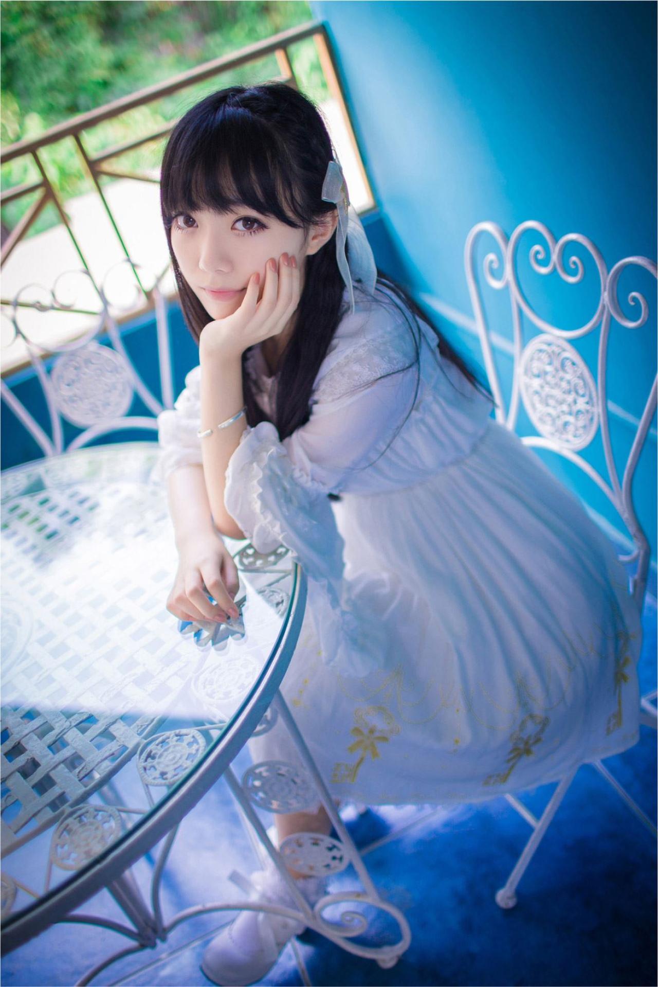 katy右手放在餐桌上，左手撑着下巴