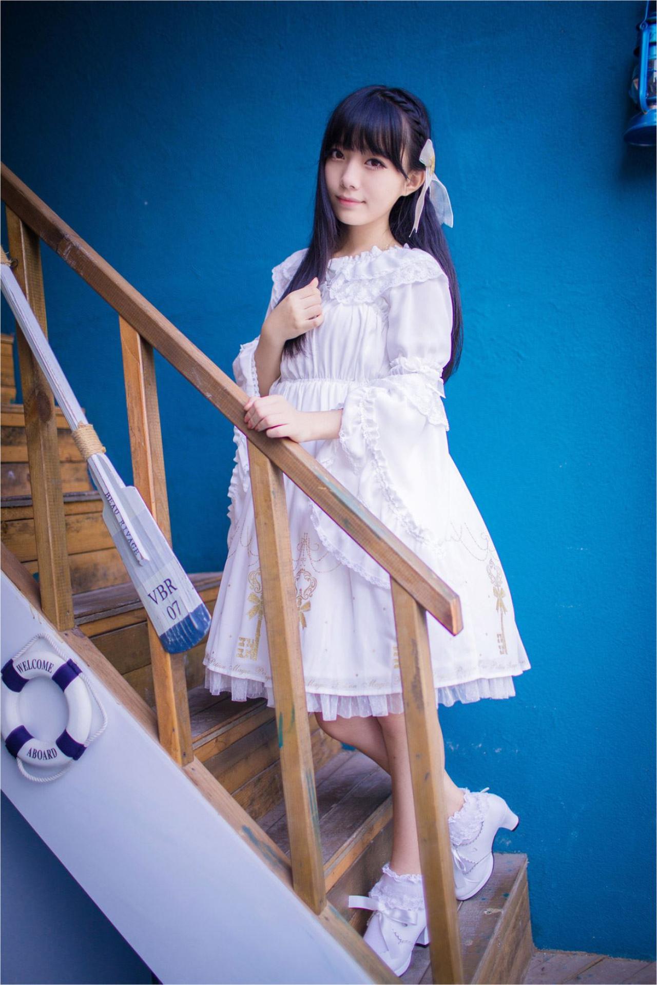 katy站在楼梯上，扶着楼梯扶手