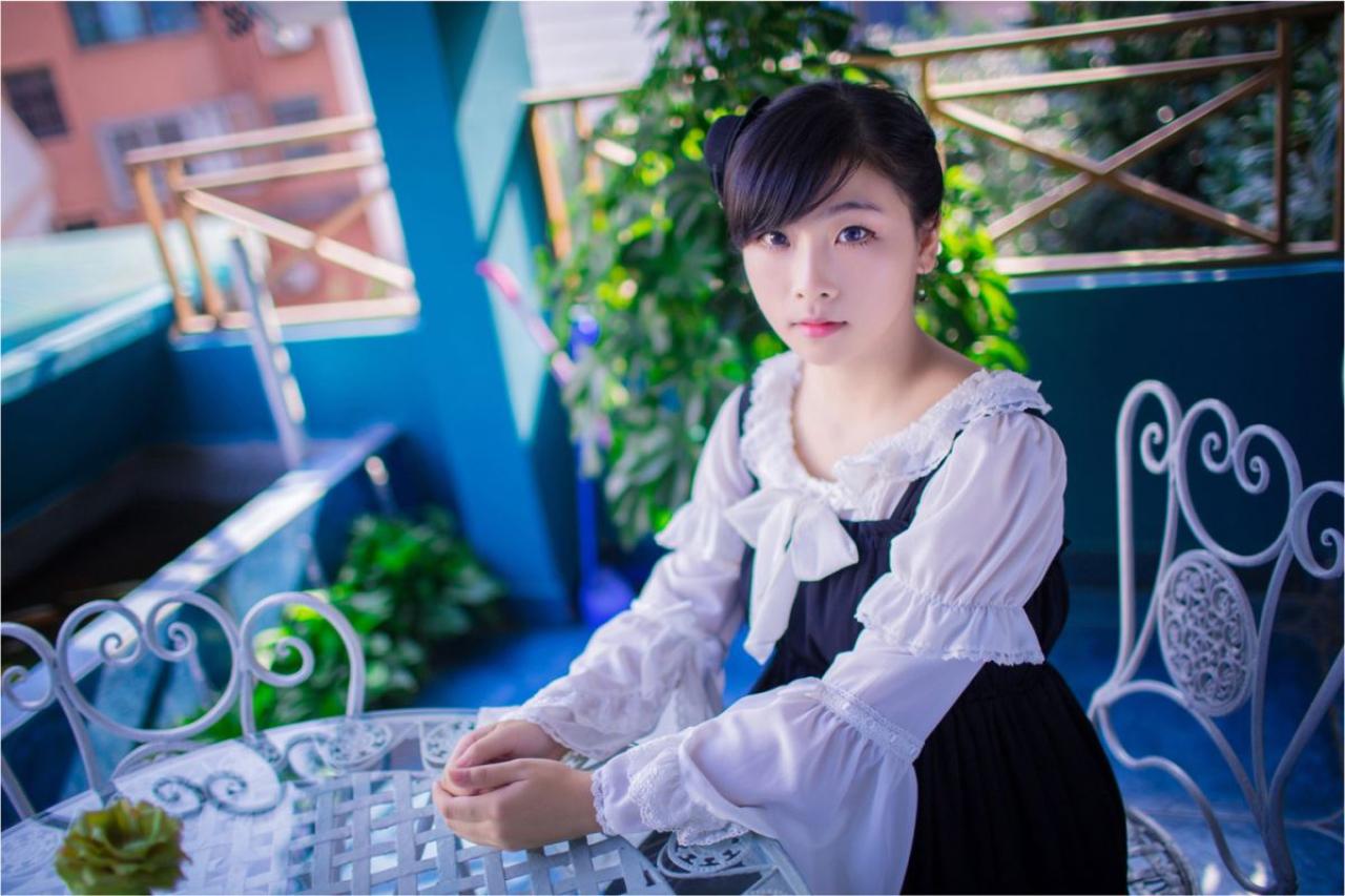 江湾坐在餐桌旁微侧面照