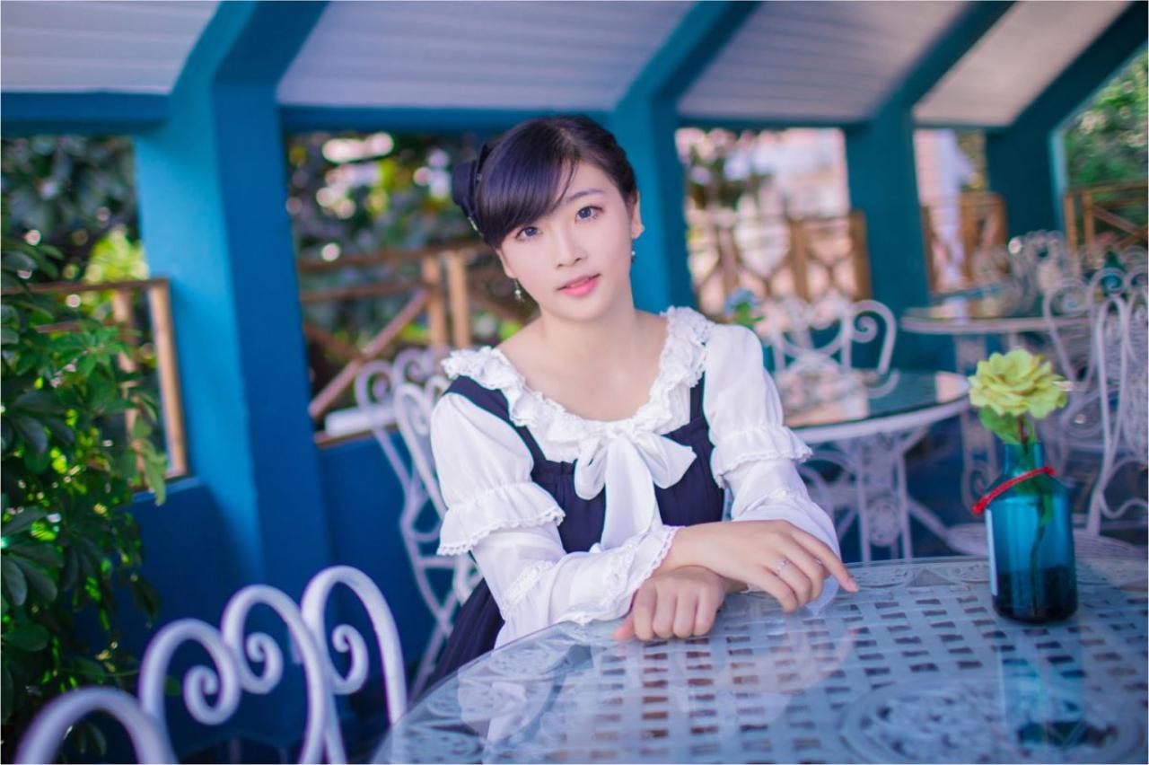 江湾双手放在餐桌上正面照