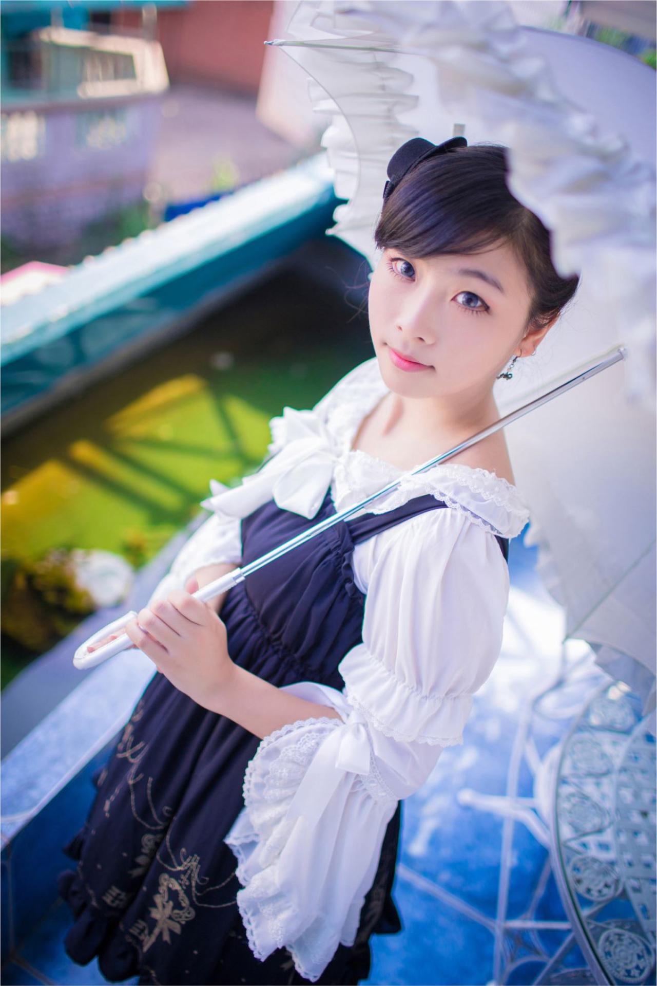 江湾撑伞站立的姿势