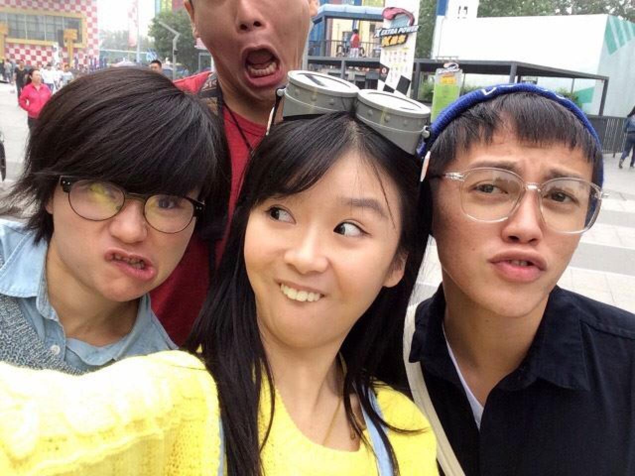 宋伊人和小伙伴们作鬼脸，红衣男孩长大嘴巴，又只拍到半边脸