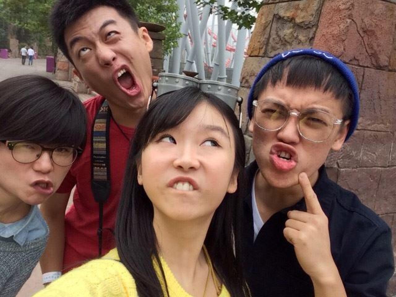 宋伊人露出大门牙，蓝衣男孩戳脸嘟嘴，红衣男孩张嘴翻白眼，终于露全脸