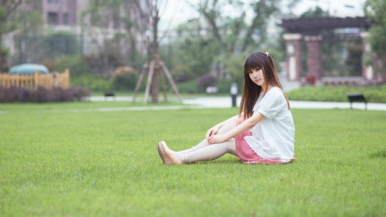 圈圈坐在草地上的姿势