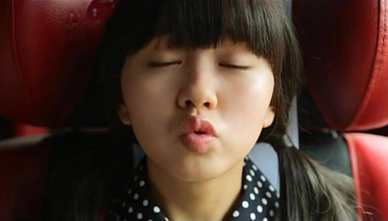 金所炫扮演张鸽琳正在做梦，嘟嘴要和“白马王子”亲吻
