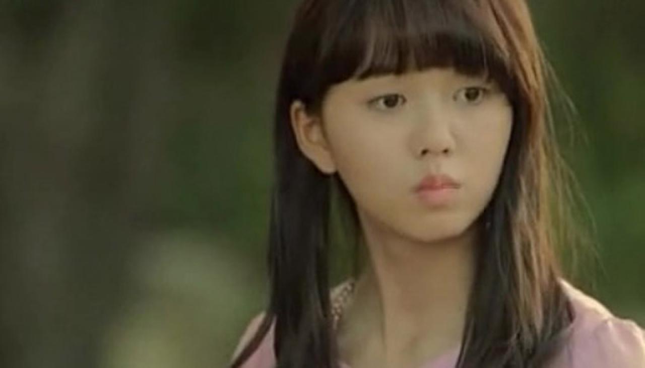 金所炫扮演张鸽琳扭头嘟嘴茫然的神情：有什么事吗？