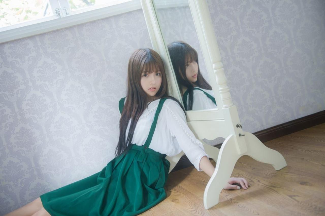 奶瓶侧身靠着躺在镜子上