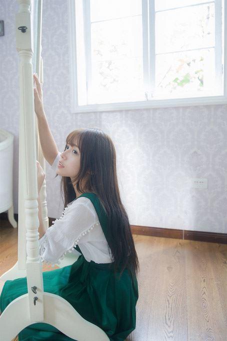 奶瓶双手扒在镜子上