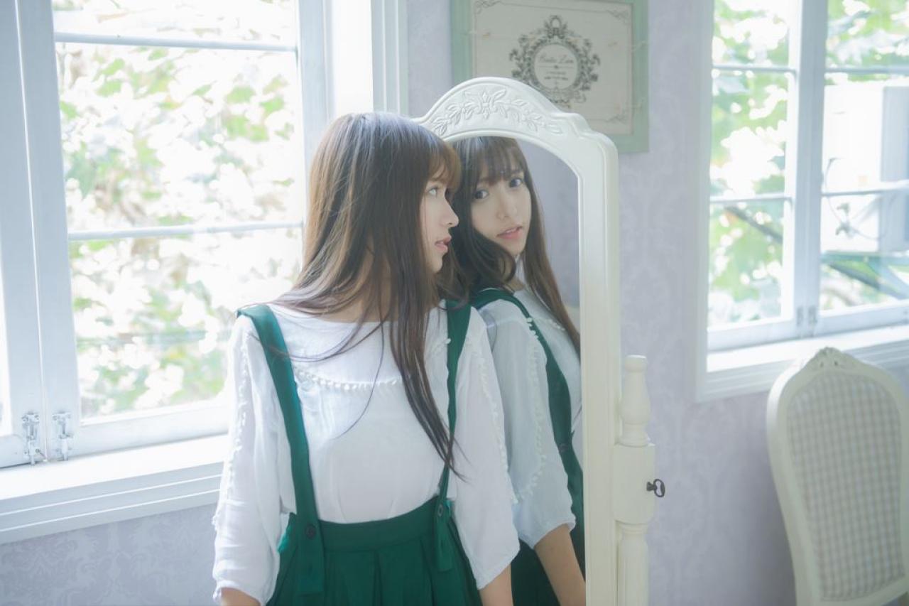 奶瓶靠着镜子看着镜子中的自己