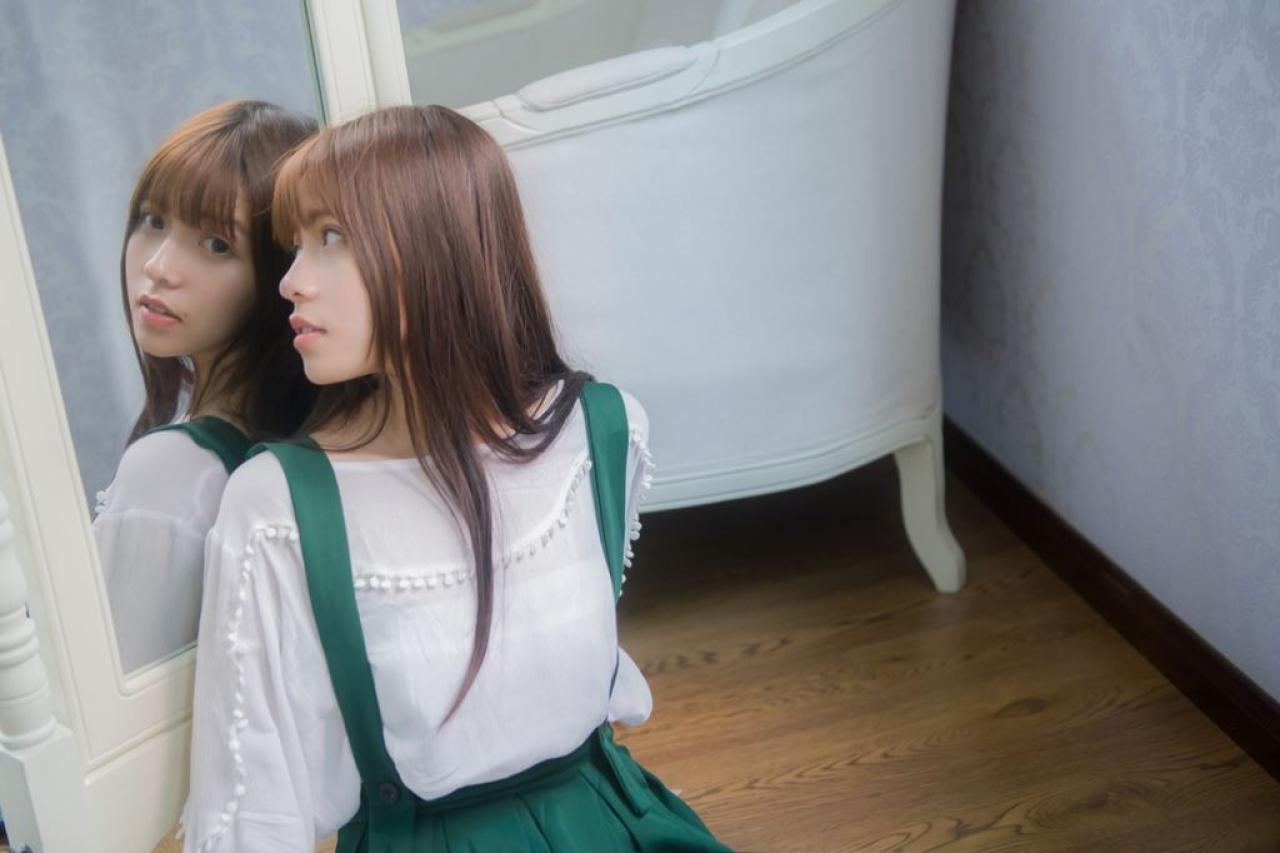 奶瓶靠在镜子上