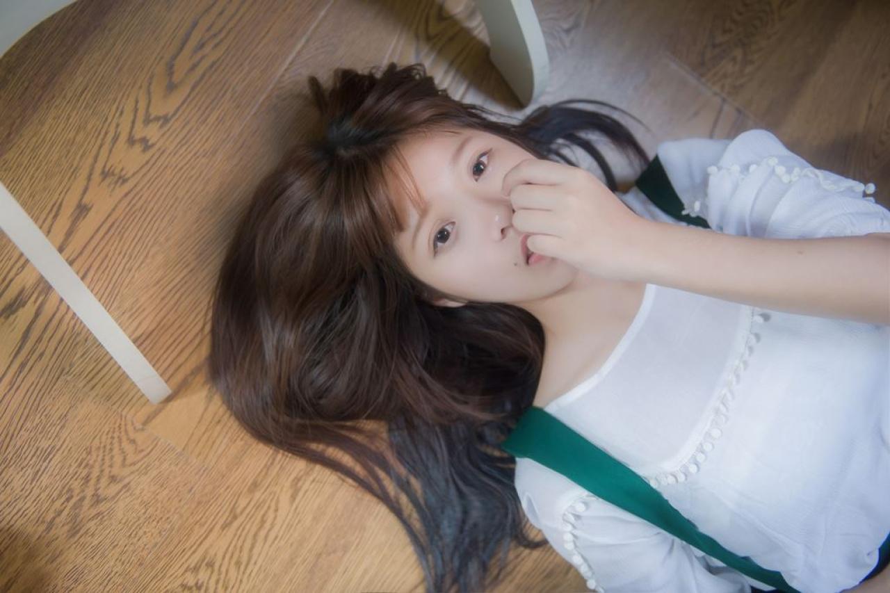 奶瓶躺在镜子下