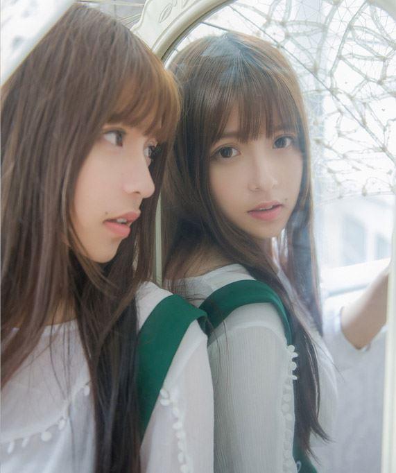 奶瓶靠着镜子，看着镜子中的自己