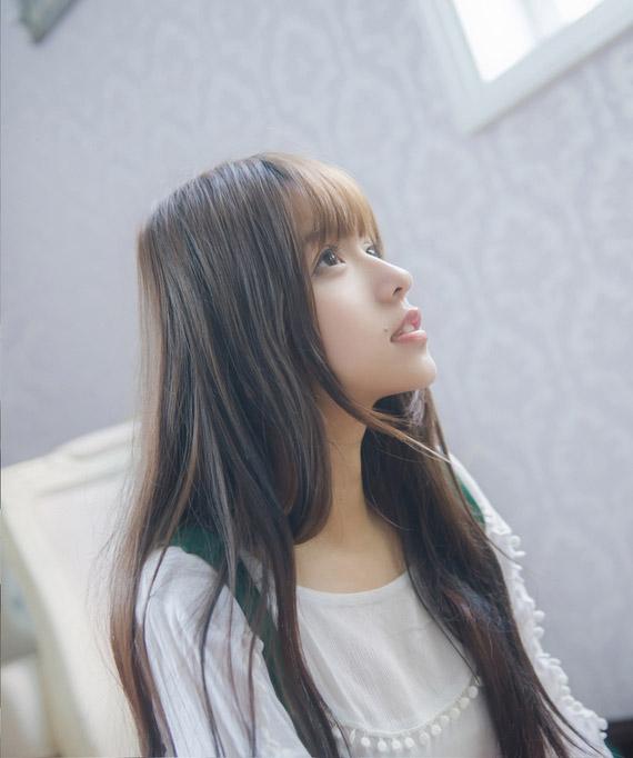 奶瓶靠在椅子上