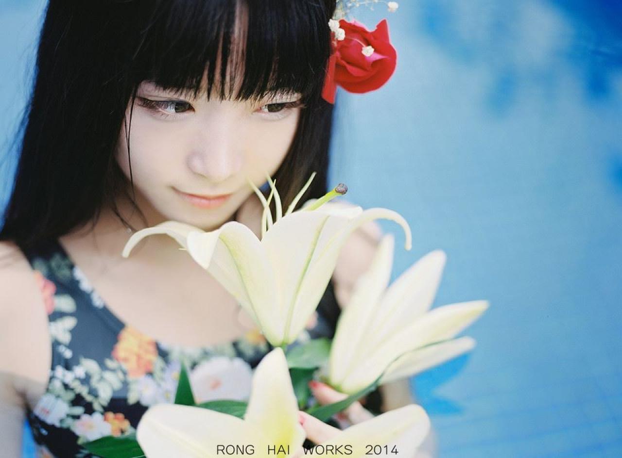 半藏森林低头捧着花束