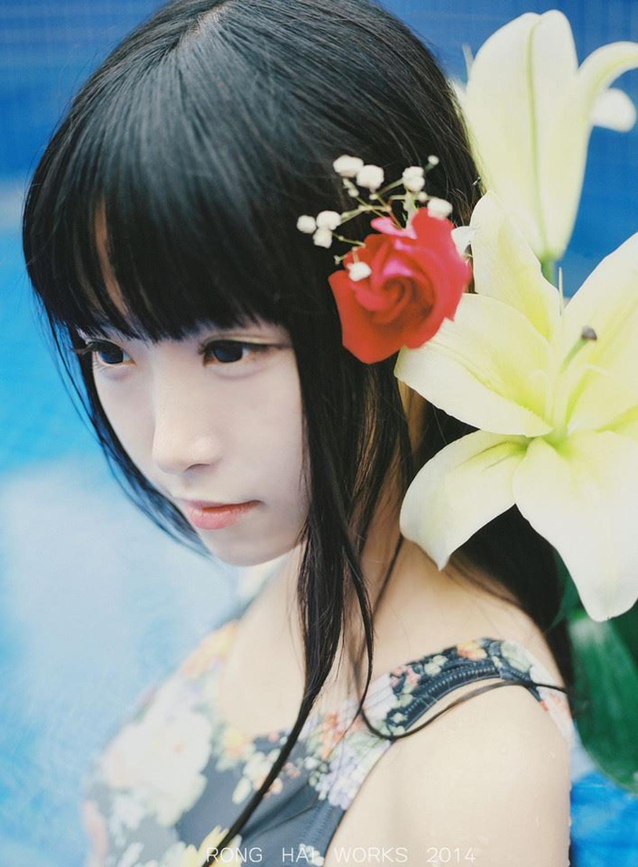 半藏森林头戴红花背靠着花束低着头