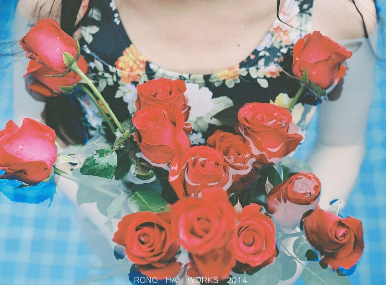 半藏森林捧着一大束的红玫瑰