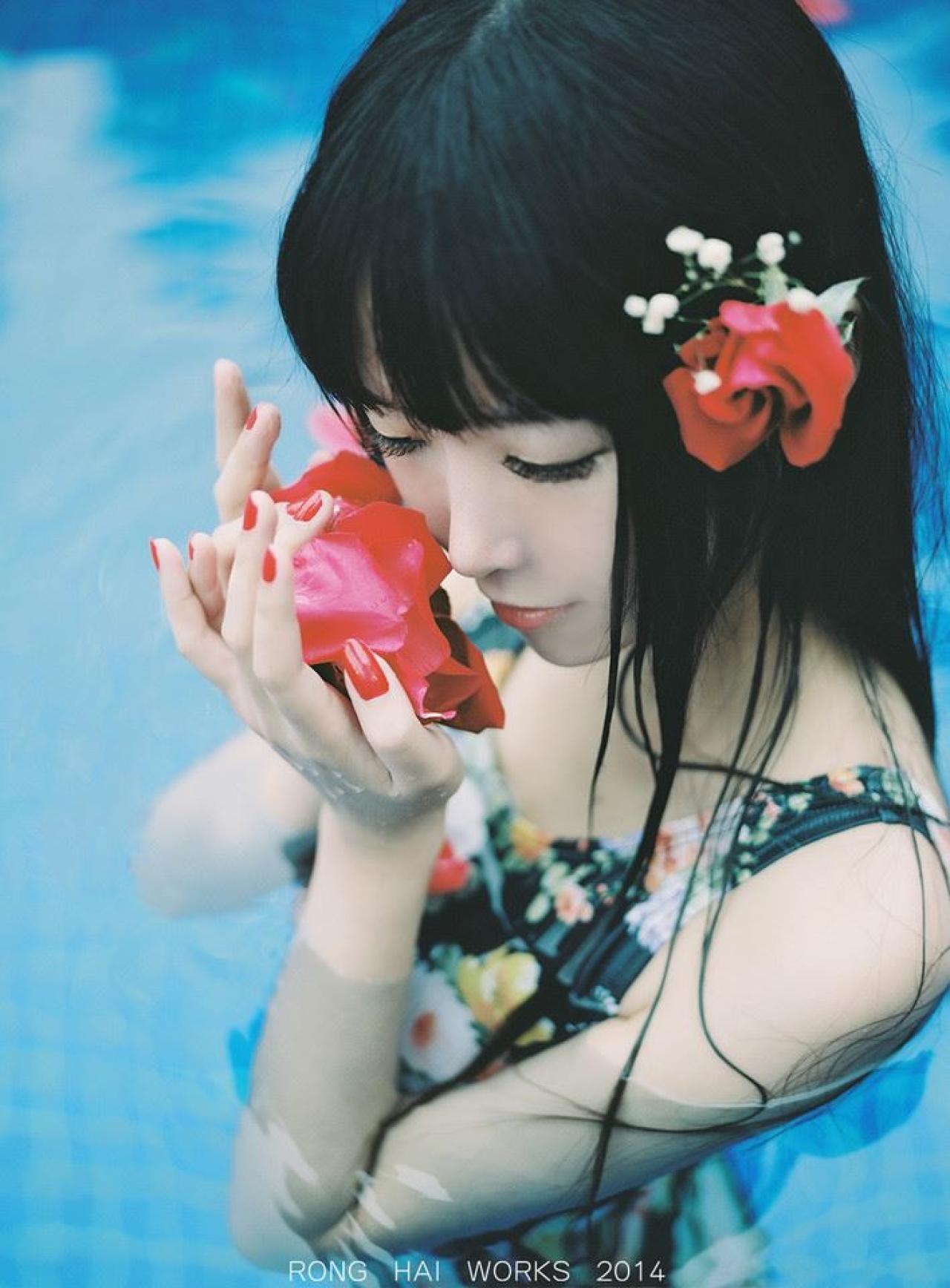 半藏森林双手捧着红花