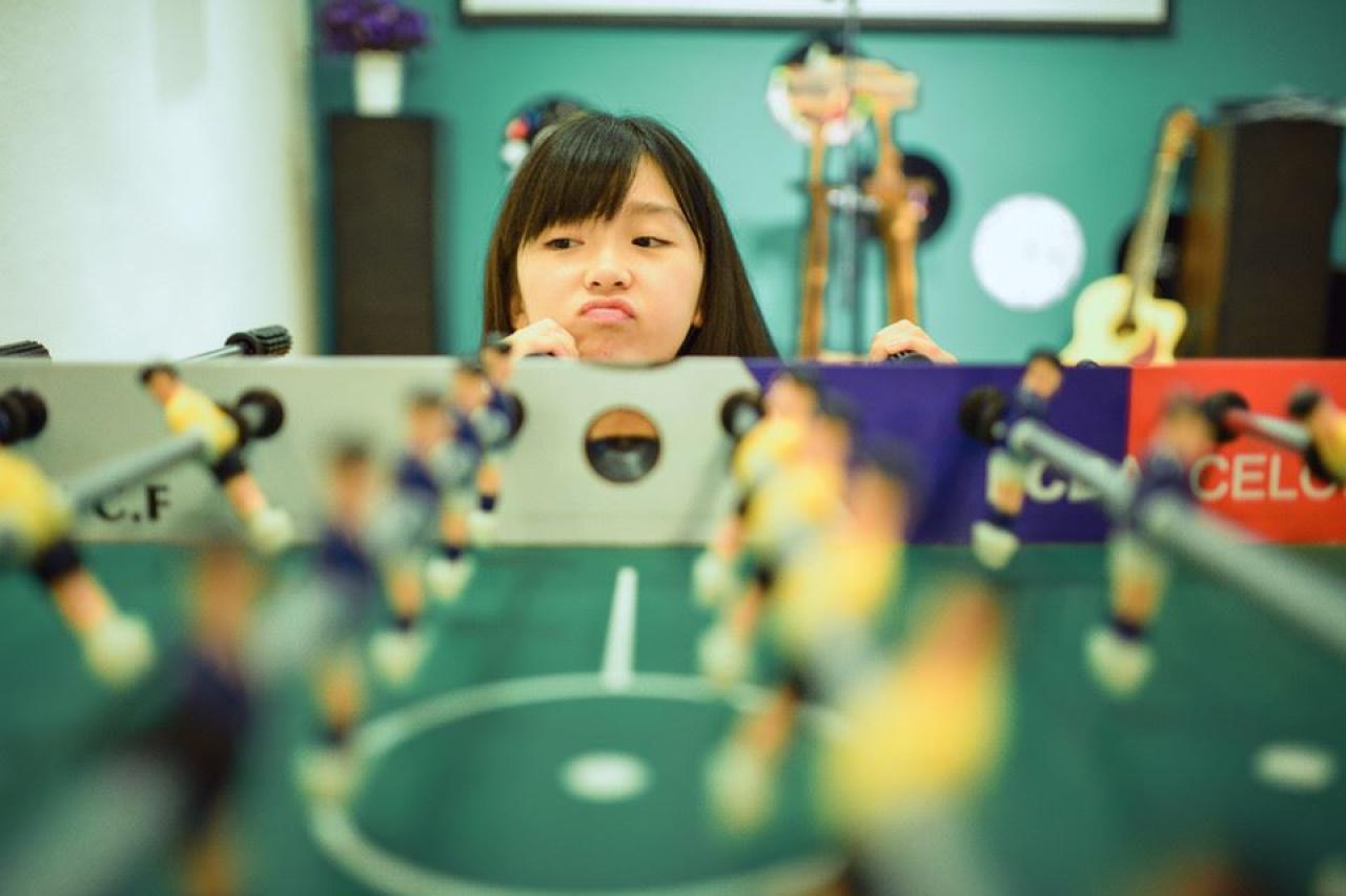 宋伊人嘟嘴扒在足球机桌上