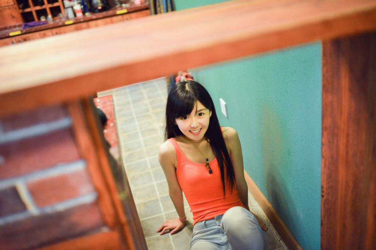 宋伊人双手撑着坐在地上