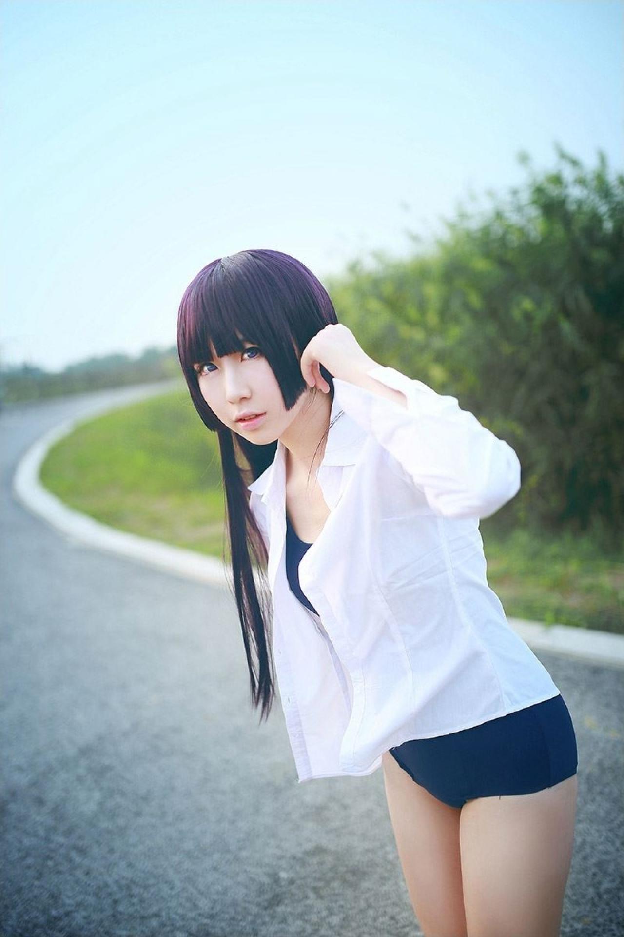 月歌扮演五更琉璃微倾身子