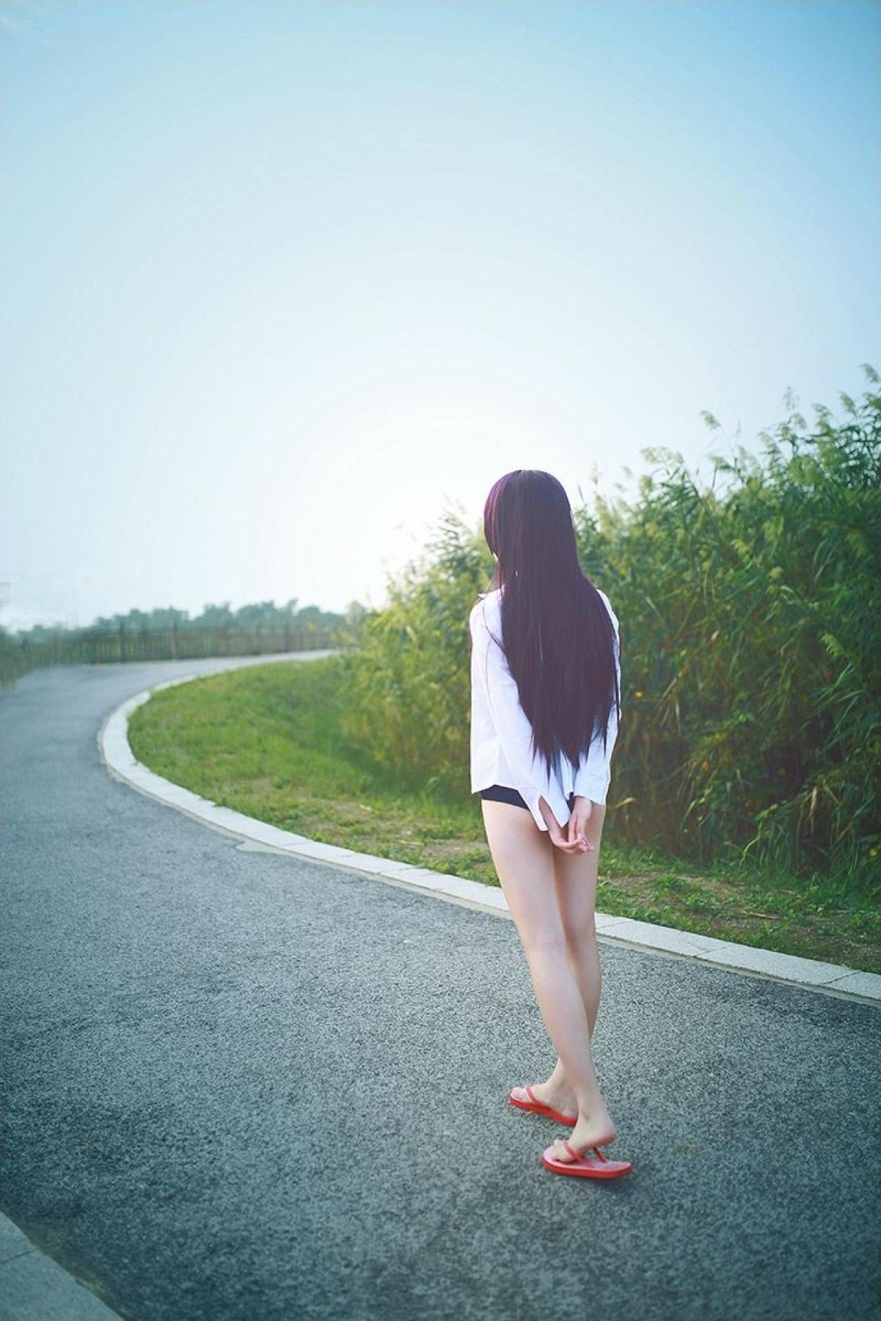 月歌扮演五更琉璃双手背后、长发及腰的背影