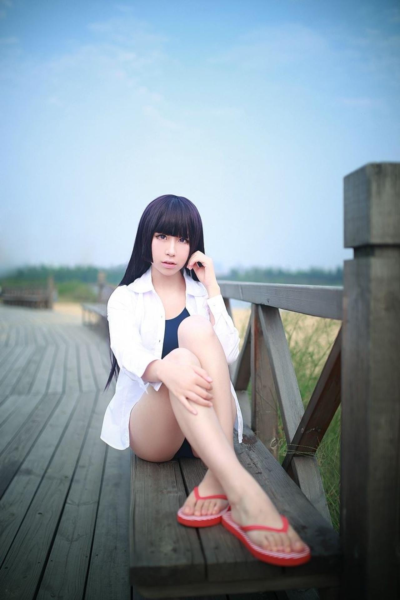 月歌扮演五更琉璃侧身坐在长椅上