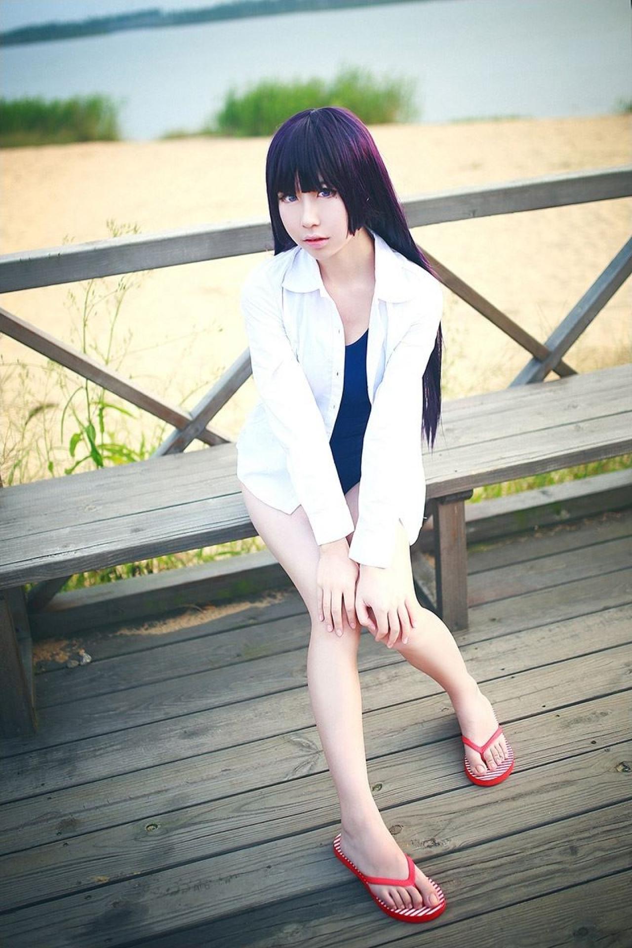 月歌扮演五更琉璃坐在长椅，双手扶着膝盖