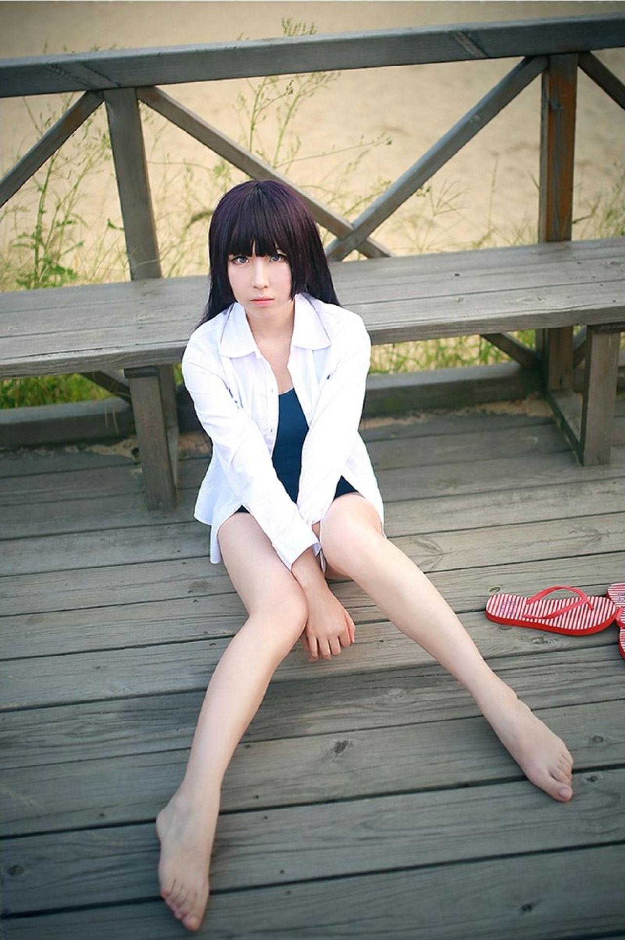 月歌扮演五更琉璃脱鞋坐在木板，靠在长椅上