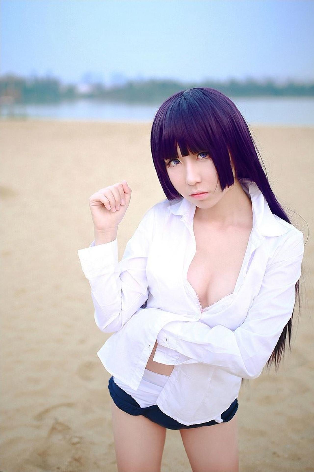 月歌扮演五更琉璃脱右手握拳抬起，左手伸进衣襟。还原黒猫次の授業はプール（黑猫下节课是游泳课）手办动作