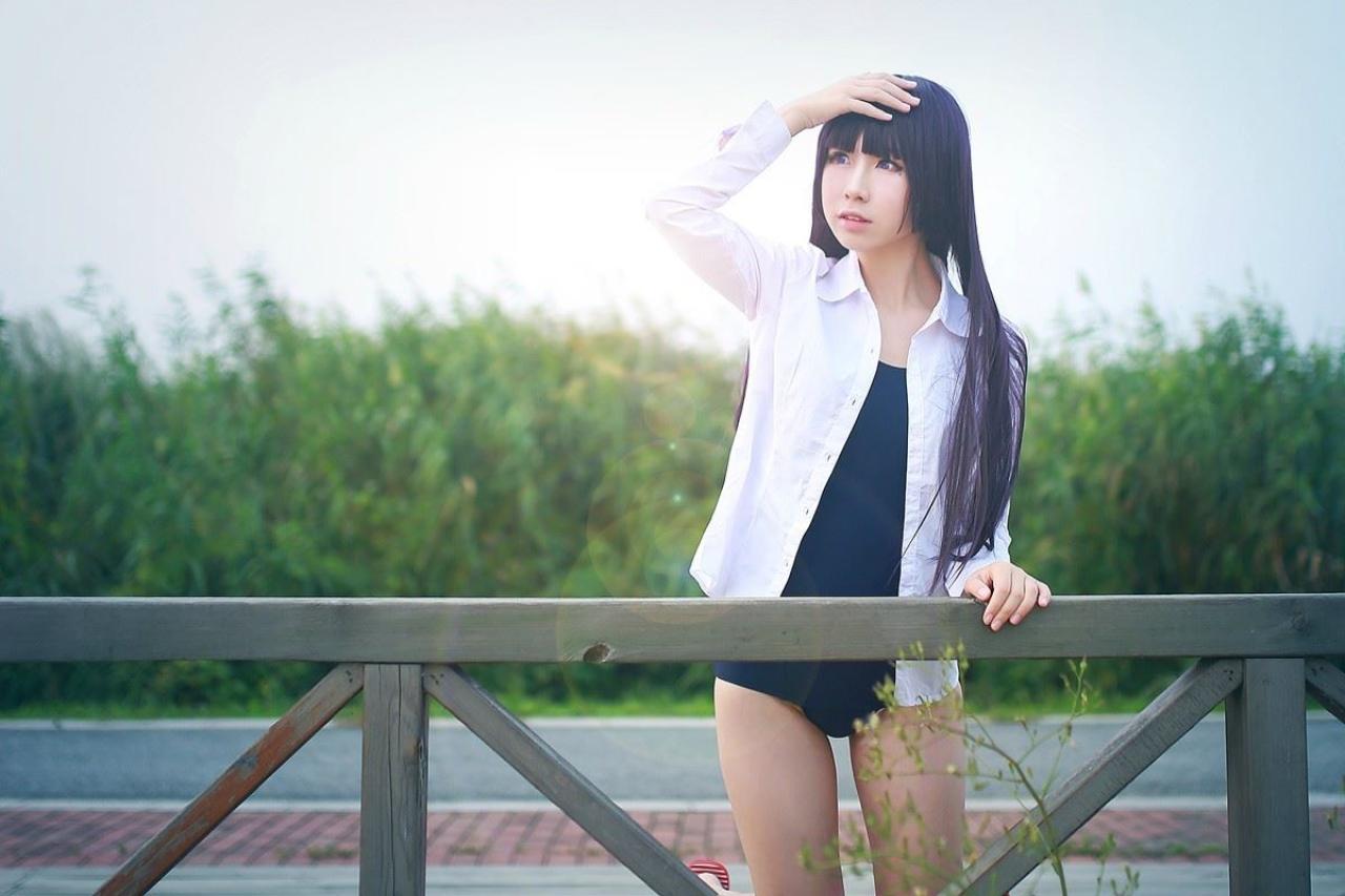 月歌扮演五更琉璃扶着栏杆张望的姿势