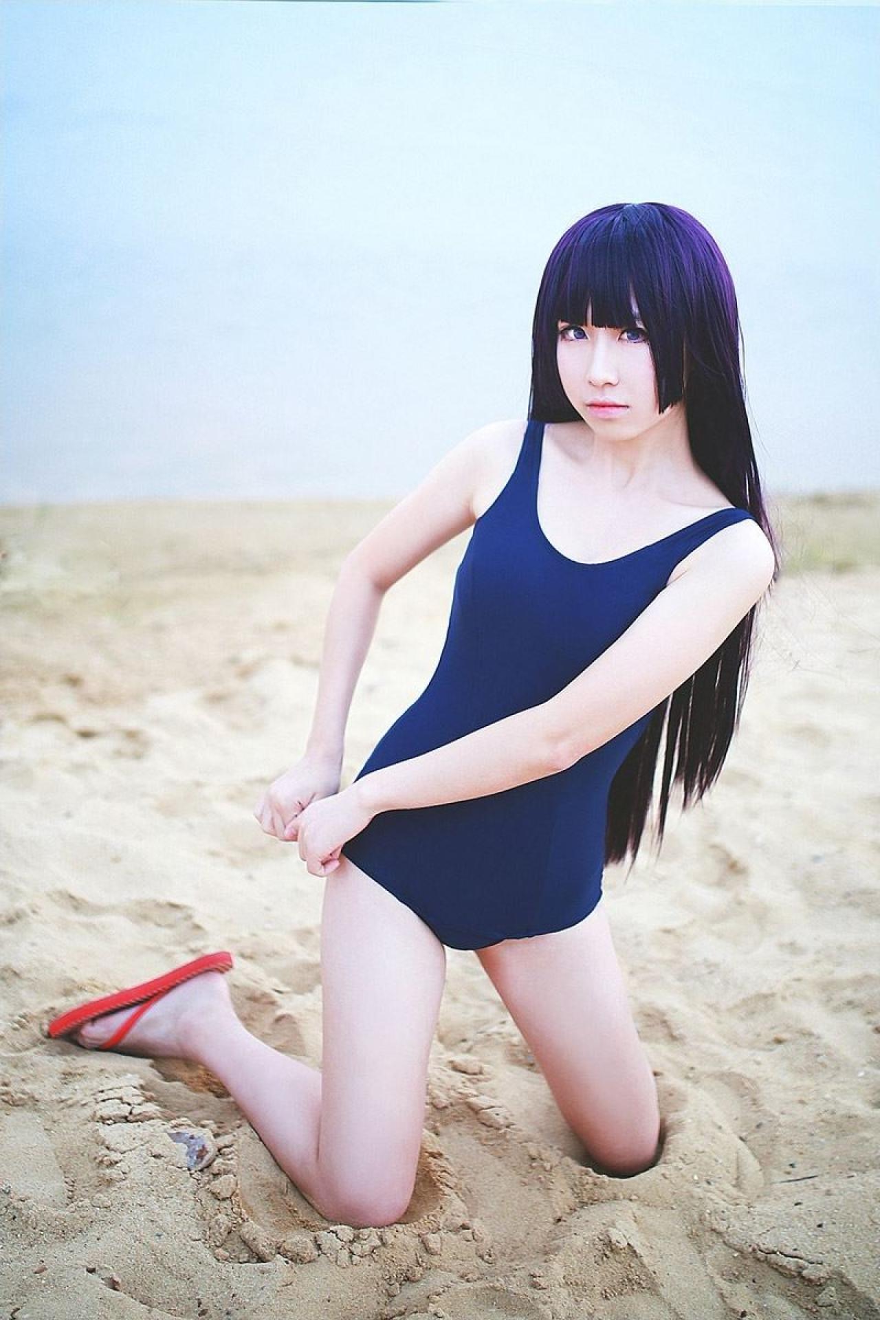 月歌扮演五更琉璃双手整理泳装