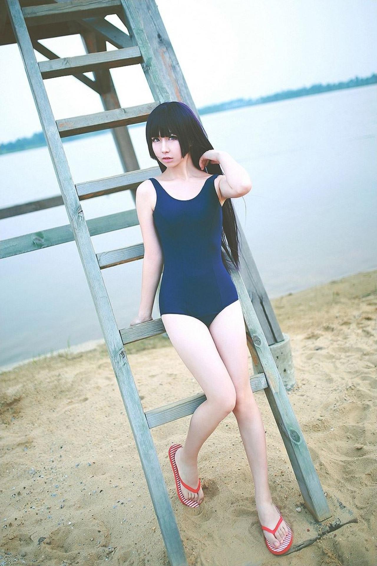 月歌扮演五更琉璃靠在沙滩的梯子上