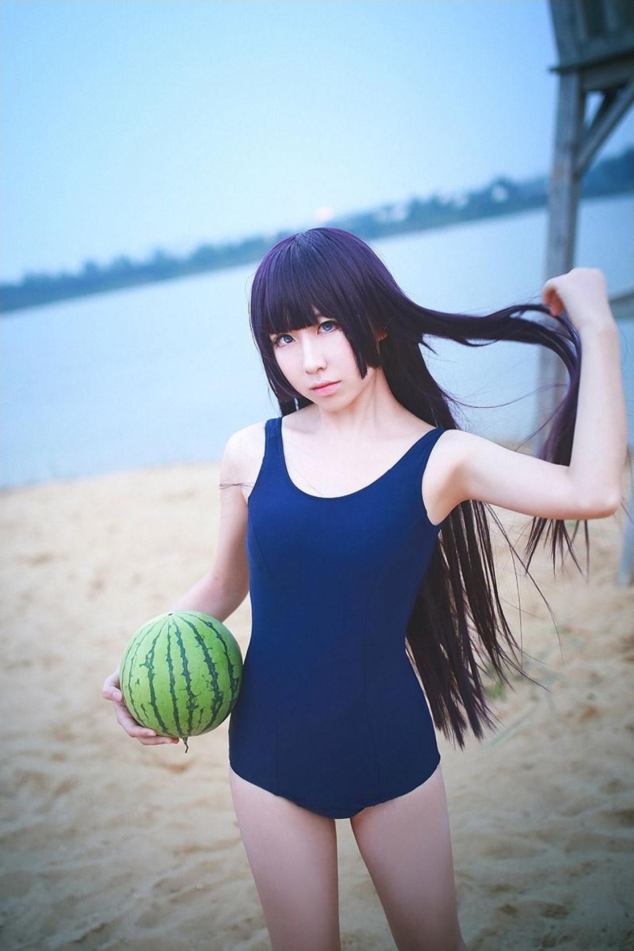 月歌扮演五更琉璃左手轻抚发梢，右手抱着西瓜