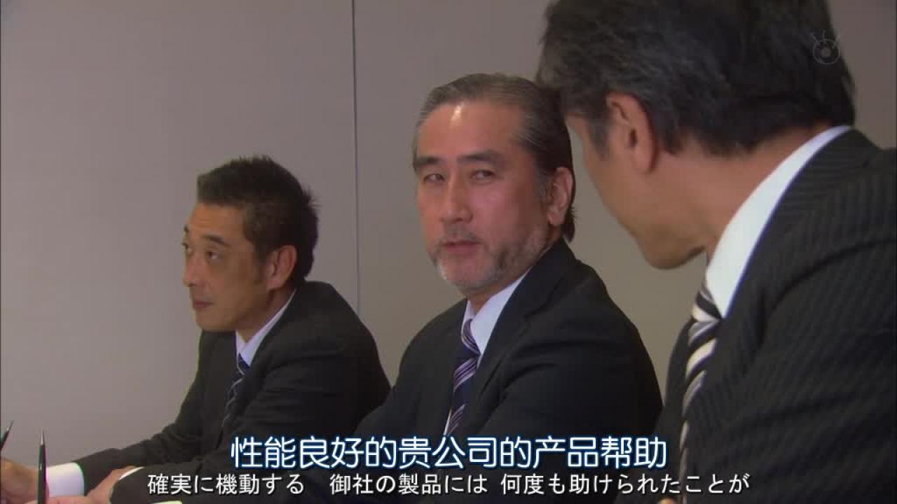 面试官们正在交换眼色，对男主角的陈述比较满意。