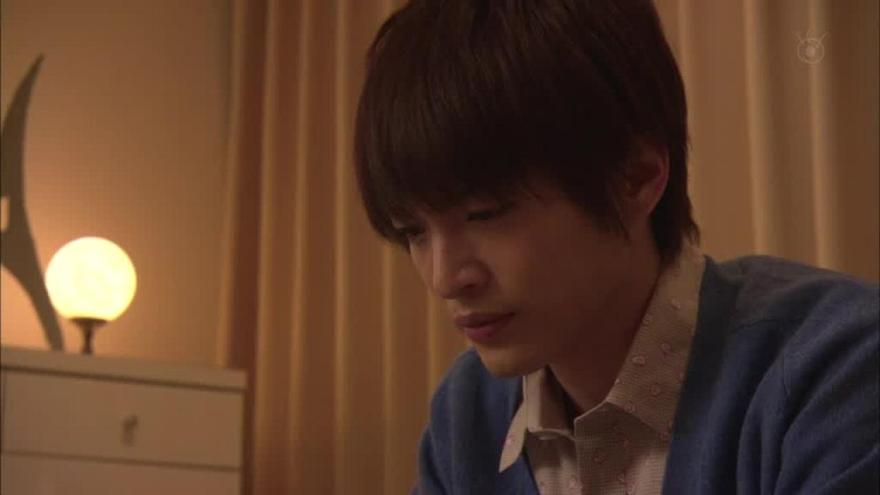 男主坐在家里回想往日女仆如何照顾自己