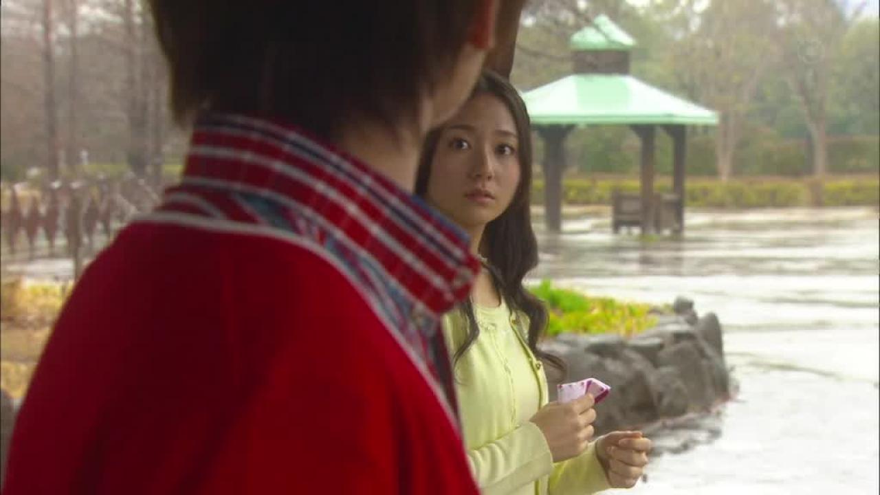 男主角回头看到一位拿着手帕的女生