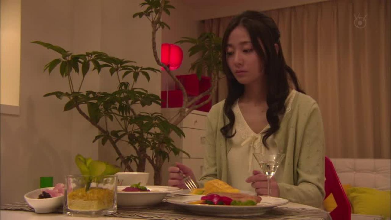 女主角正在一个人吃饭