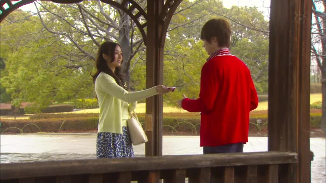 女主角给男主角递上手帕