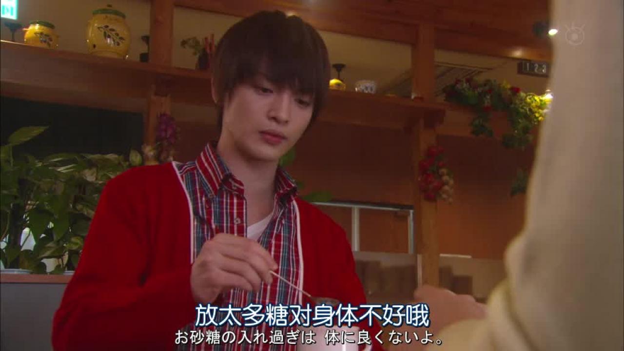女主角提醒男主角：咖啡放太多糖对身体不好哦！