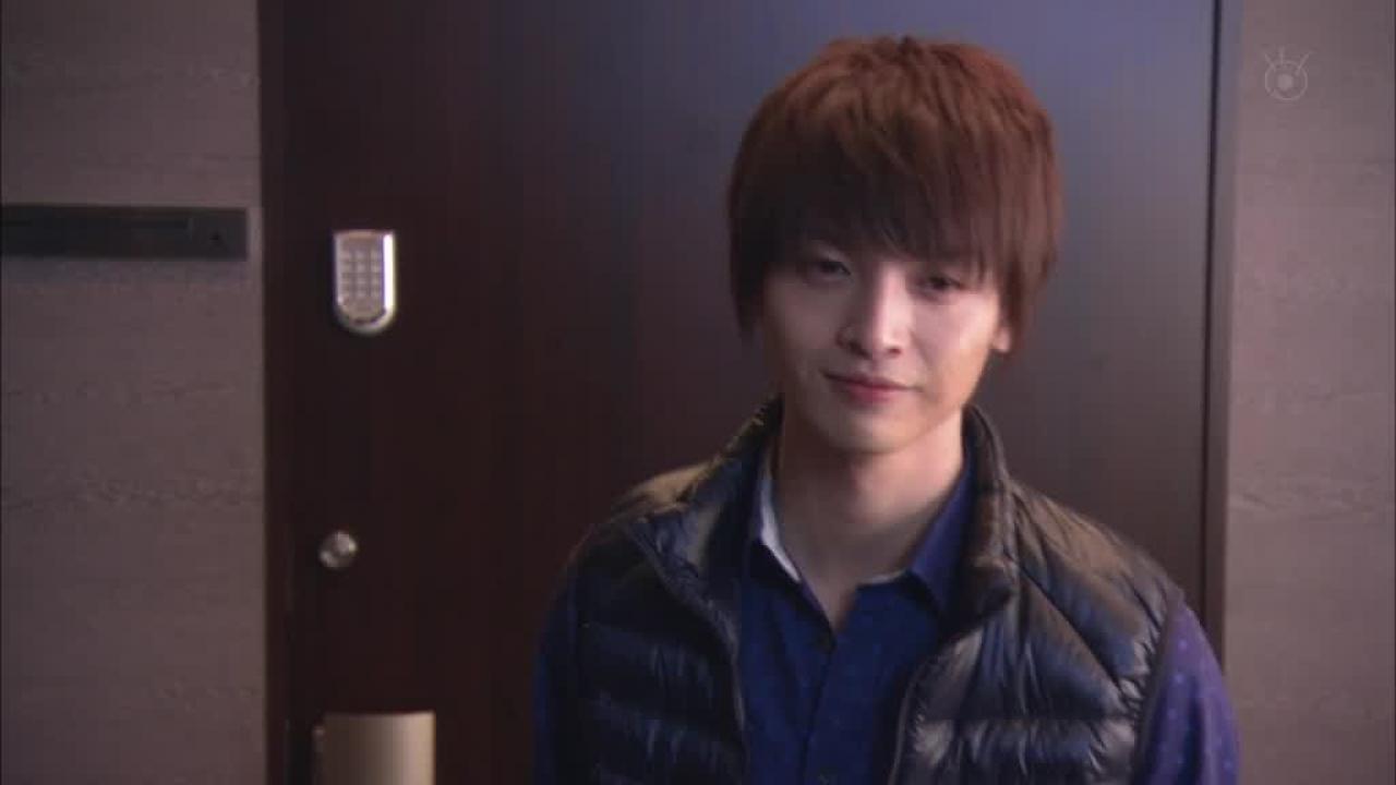 男主角关上门后微笑的表情