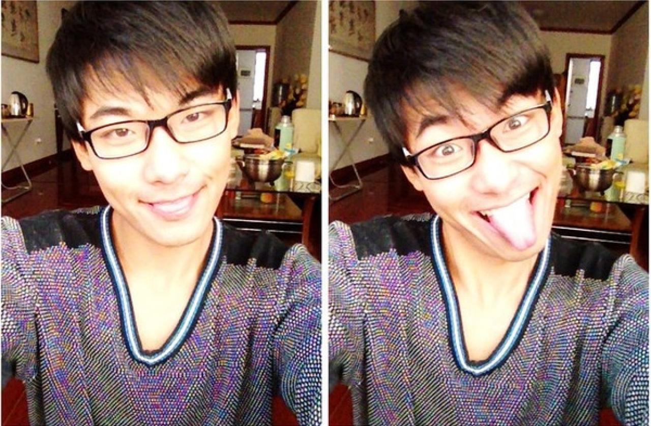 羽令示范吐舌头的卖萌表情