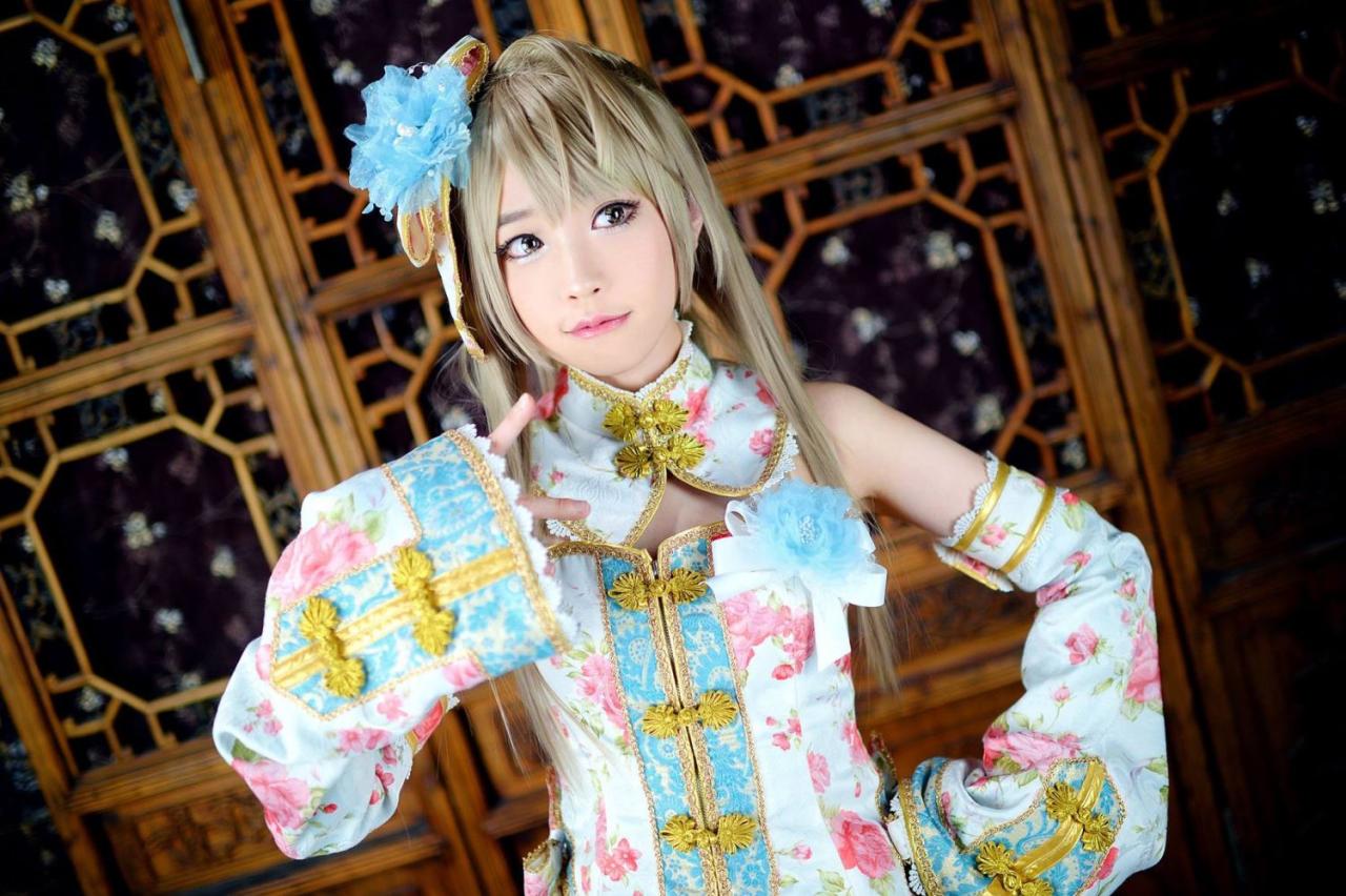 兔娘扮演南小鸟右手剪刀手势，左手叉腰