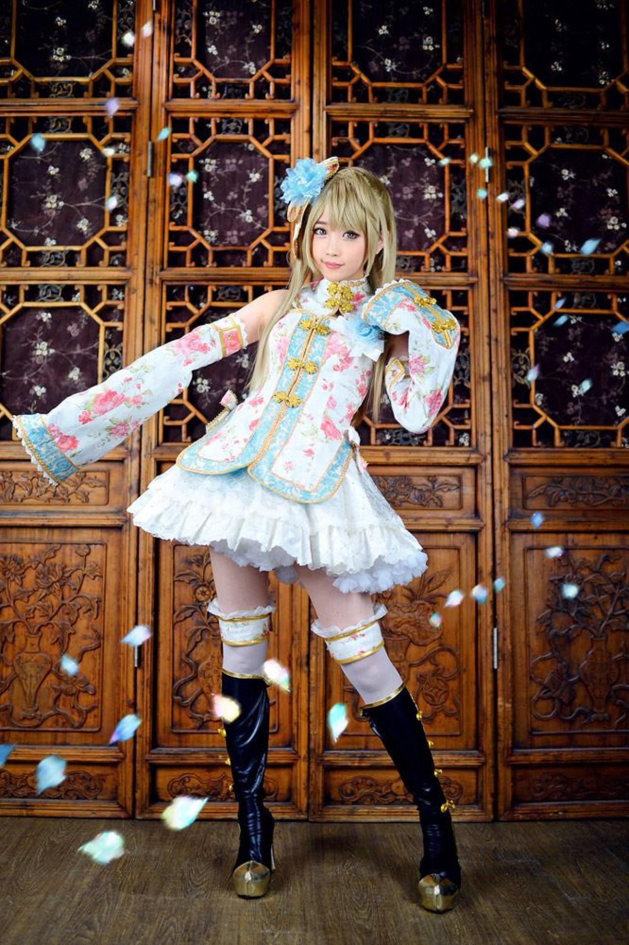 兔娘扮演南小鸟右手伸展，左手弯曲放在肩部