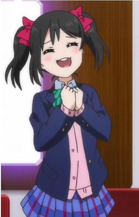 矢泽妮可双手握拳靠在一起放在胸前，卖萌神情