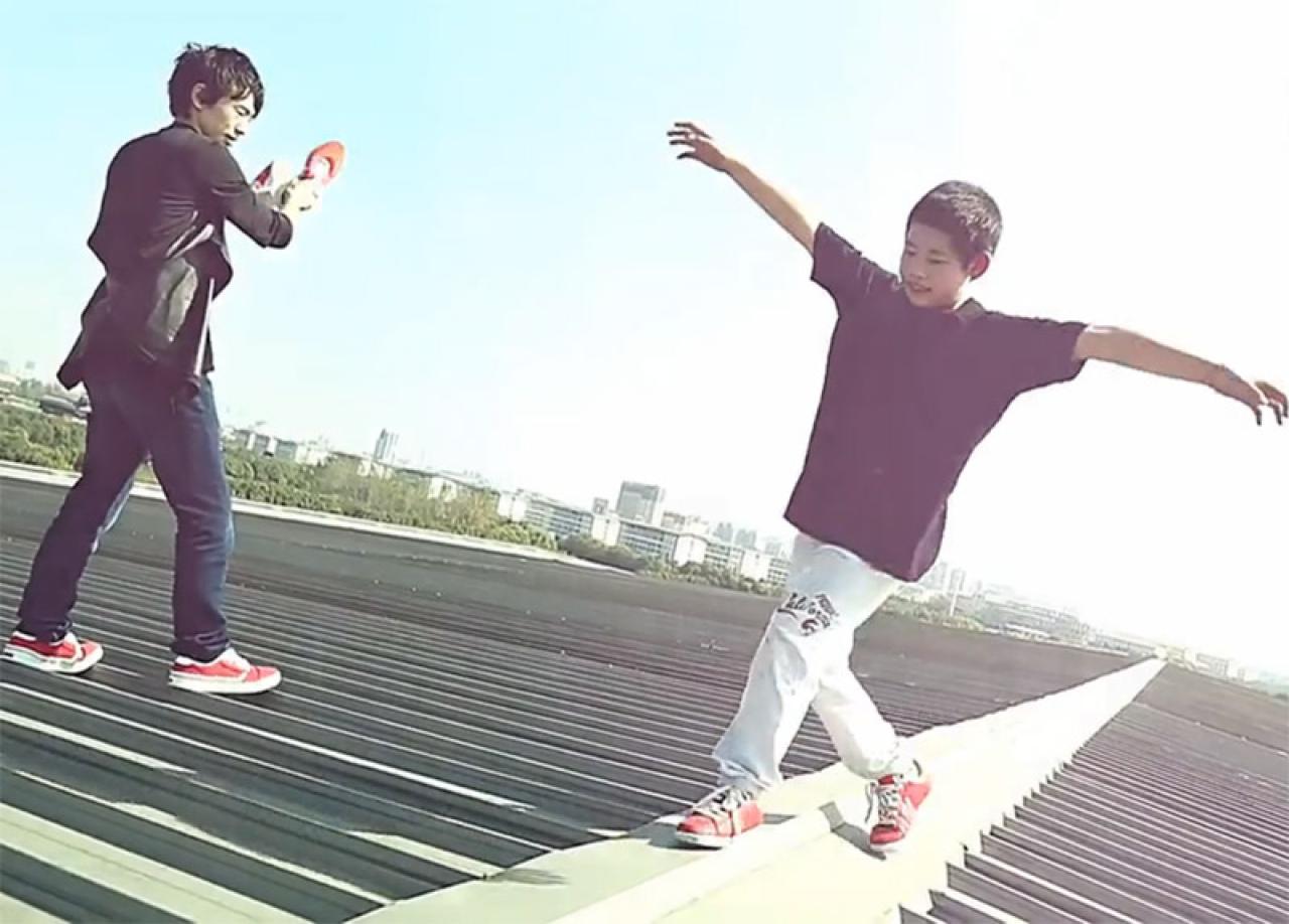 《我的滑板鞋》官方MV第二版截图：约瑟翰&amp;庞麦郎为“小时候的自己”用滑板鞋打着节拍