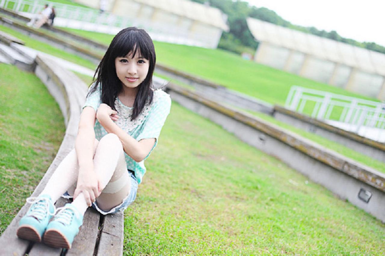 彤彤坐在草地的石级上