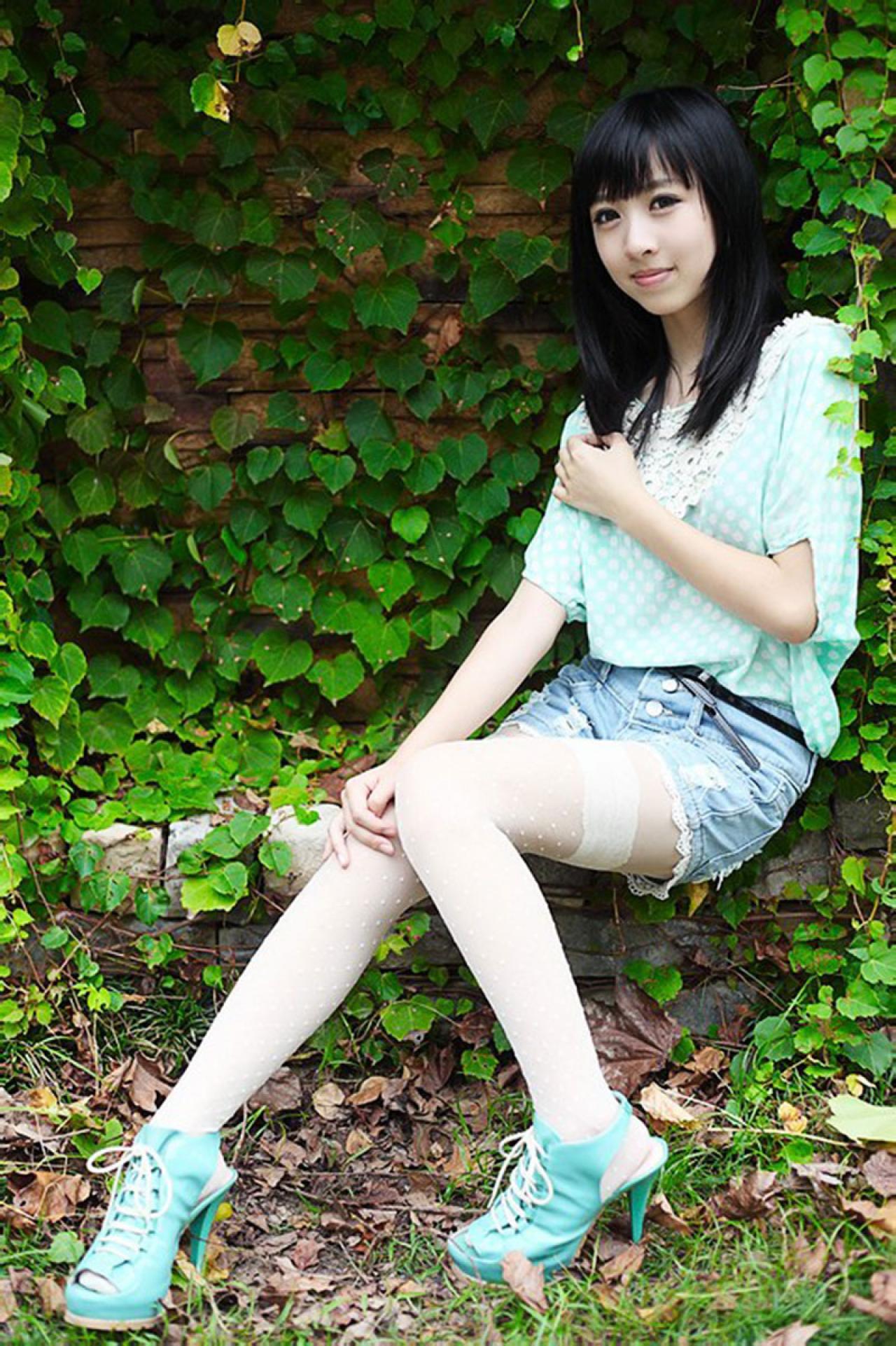 彤彤坐在爬山虎之间