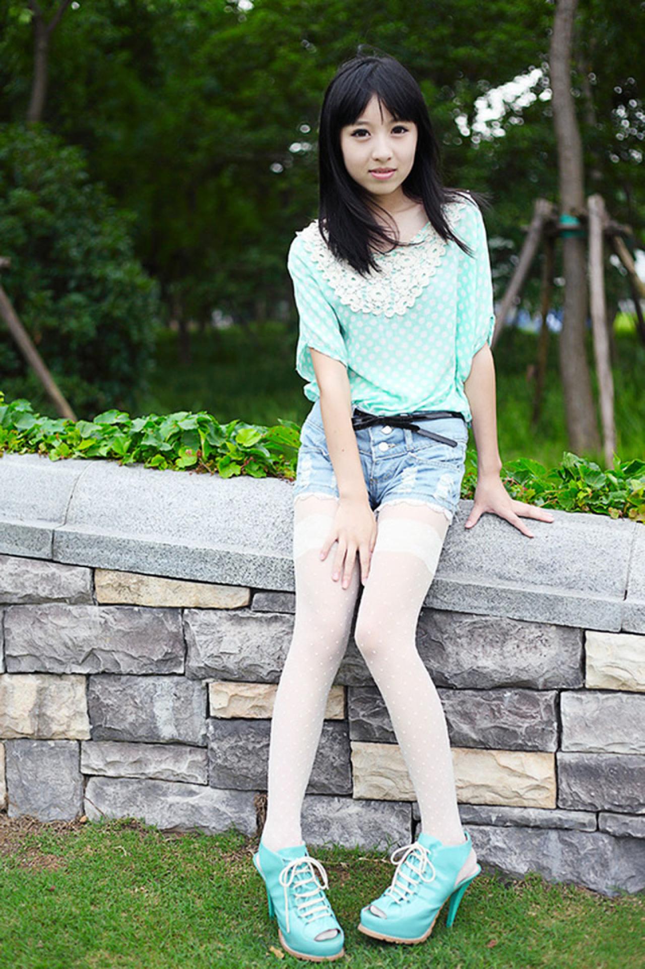 彤彤靠在石台上