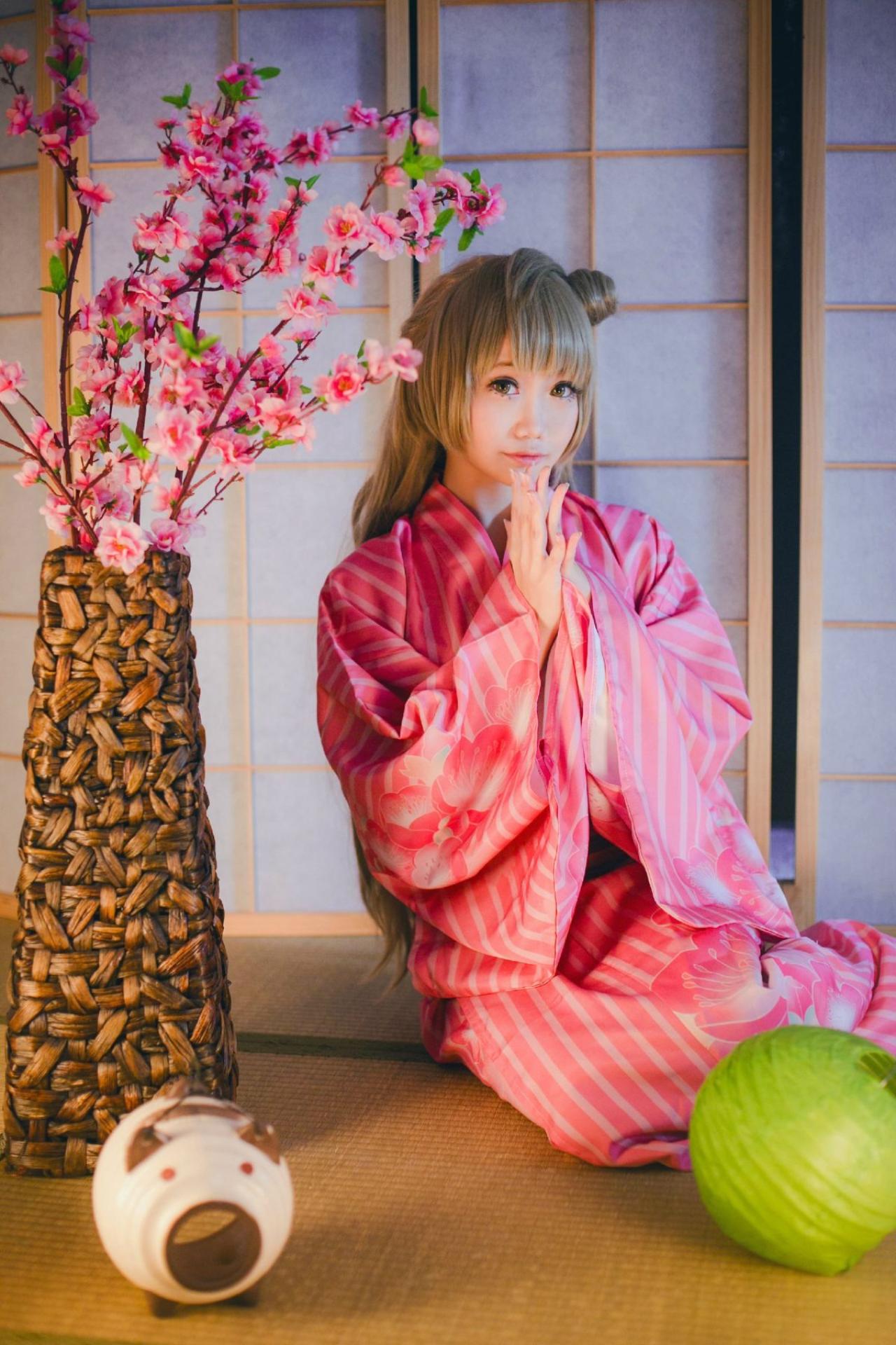 焖焖子扮演南小鸟双手合十站在樱花花束旁