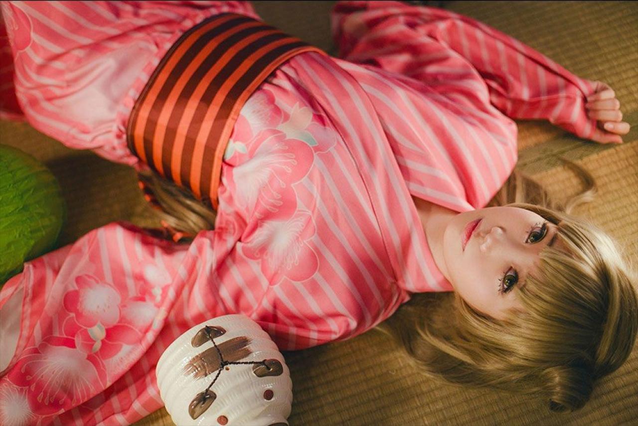 焖焖子扮演南小鸟躺在席子上